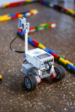 küçük gerçek programlanabilir robot tekerlek üzerinde yapay bir labirenti taşır