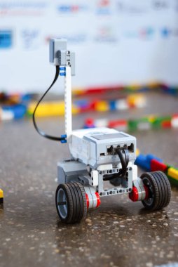 küçük gerçek programlanabilir robot tekerlek üzerinde yapay bir labirenti taşır