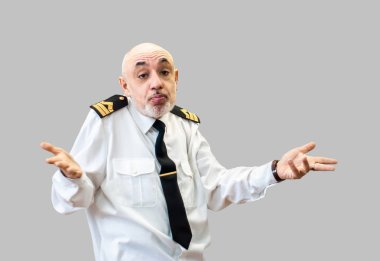 bir memur deniz üniformalı yaşlı adam gülümsüyor ve silkiyor; gri arka plan üzerinde izole