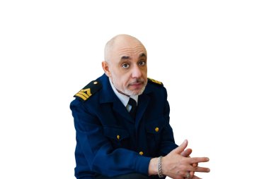 yaşlı bir adam hakkında bir şey, düşünceli kameraya, denizci görünüyor bir memur deniz üniformalı şans dileyelim, beyaz arka plan üzerinde izole