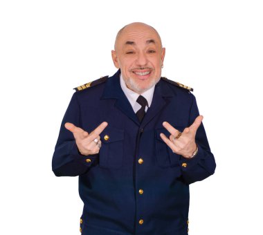 yaşlı gülümseyen adam tek tip bir memur Denizi'nde duygusal olarak bir şey komik, duygusal olarak gesticulating, beyaz arka plan üzerinde izole anlatıyor