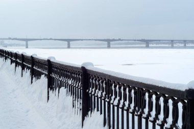 donmuş nehir, quay çit ve Karayolu Köprüsü uzakta
