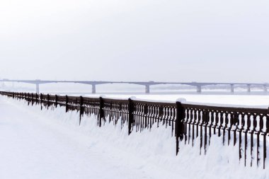 donmuş nehir, quay çit ve Karayolu Köprüsü uzakta