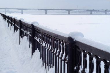 donmuş nehir, quay çit ve Karayolu Köprüsü uzakta
