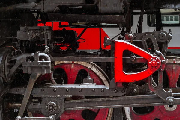 Close-up de uma roda locomotiva a vapor com um pistão — Fotografia de Stock