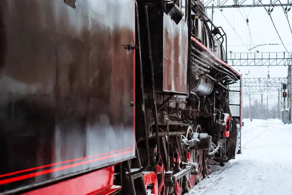 Locomotiva a vapor na estação no inverno — Fotografia de Stock