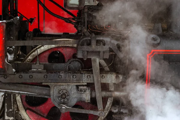 Närbild av ett steam locomotive hjul med en kolv — Stockfoto