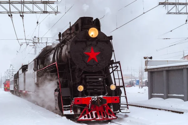 Ατμού ατμομηχανή στο σταθμό του χειμώνα — Φωτογραφία Αρχείου