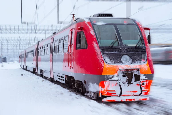 Eisbedeckter Triebzug fährt im Winter mit der Bahn — Stockfoto