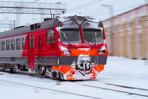 Buz kaplı birden çok birimli tren demiryolu ile kışın sürmek. — Stok fotoğraf