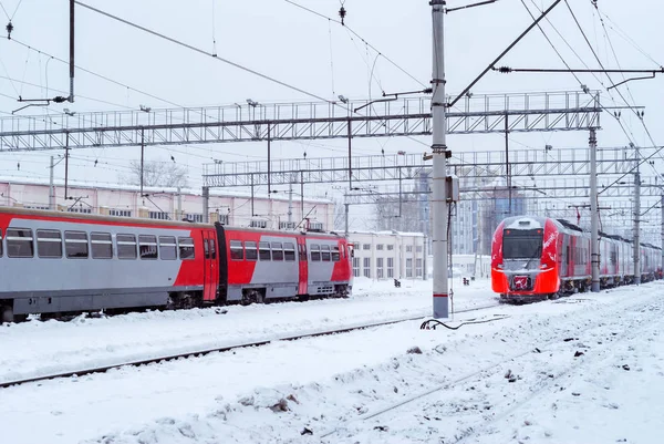 Comboios multiunitários cobertos de gelo na estação no Inverno — Fotografia de Stock