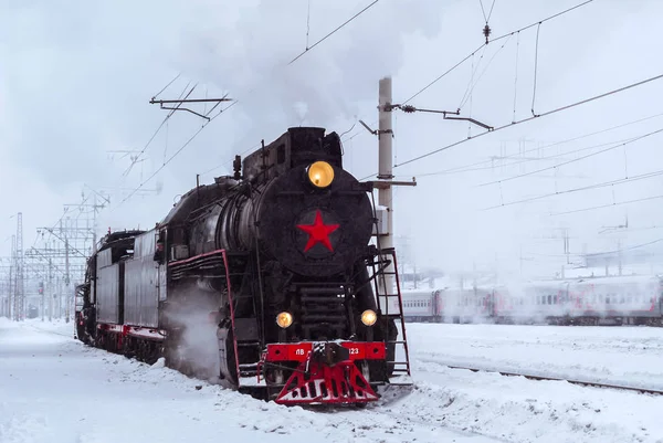 Locomotiva a vapor na estação no inverno — Fotografia de Stock