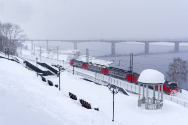 Kış manzarası birden çok birimli tren ile
