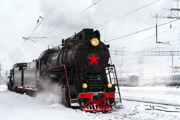 Ατμού ατμομηχανή στο σταθμό του χειμώνα — Φωτογραφία Αρχείου