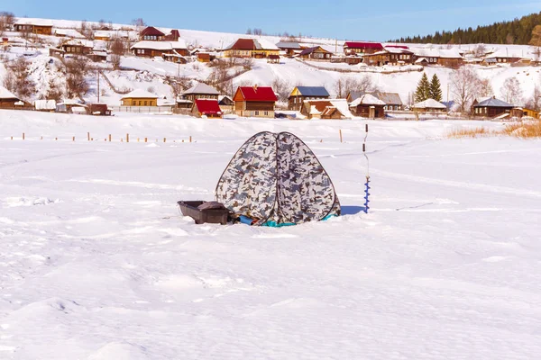 Stan pro rybolov pod ledem na pozadí zimní venkovských landsca — Stock fotografie