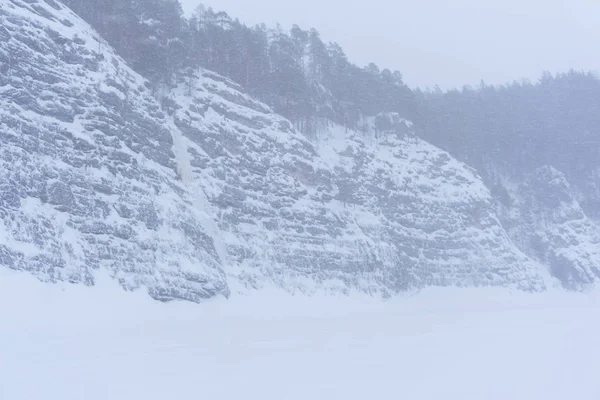Dolina rzeki zimowych podczas burzy śnieżnej — Zdjęcie stockowe