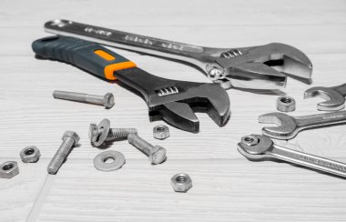 ayarlanabilir somun anahtarları ve anahtarları, somun ve civata masada