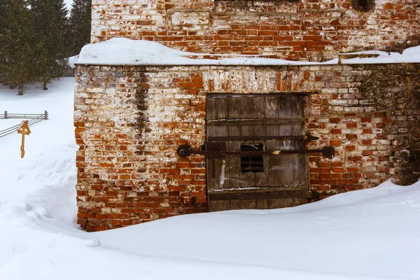 Fragmento de uma igreja velha em um cenário de inverno — Fotografia de Stock
