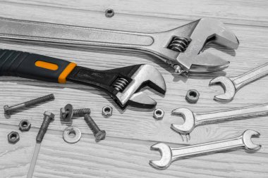 ayarlanabilir somun anahtarları ve anahtarları, somun ve civata masada