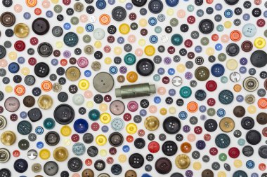 arka plan - çok renkli düğmeler ve reel yeşil iş parçacığı üzerinde bir 