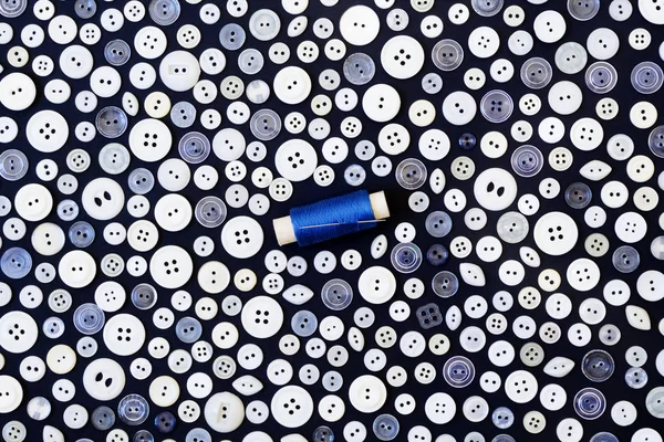 Fondo - botones de luz en una superficie oscura y carrete de color azul th — Foto de Stock