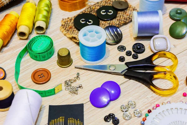 Suministros de costura y artesanía sobre la mesa — Foto de Stock