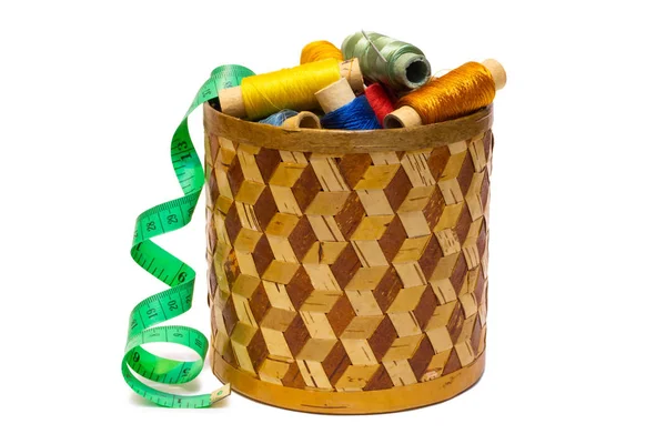 Caixa de casca com fios multi-coloridos — Fotografia de Stock
