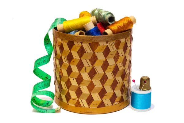 複数色の糸が付いている樹皮箱 — ストック写真
