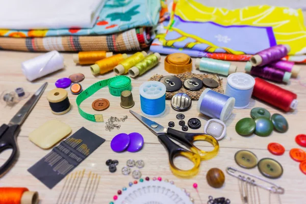 Fournitures de couture et d'artisanat sur la table — Photo