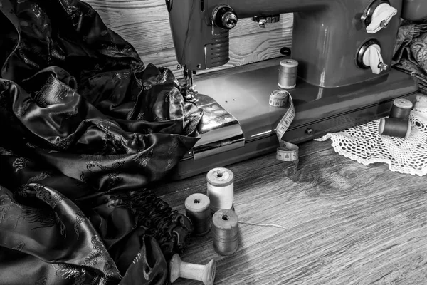 Монохромный натюрморт с винтажной швейной машинкой — стоковое фото