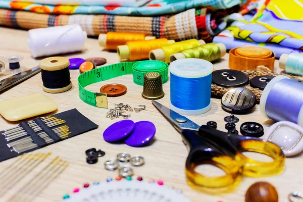Suministros de costura y artesanía sobre la mesa — Foto de Stock