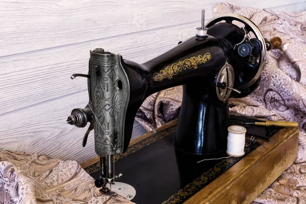 Antique sewing machine and fabrics — Stock Photo, Image