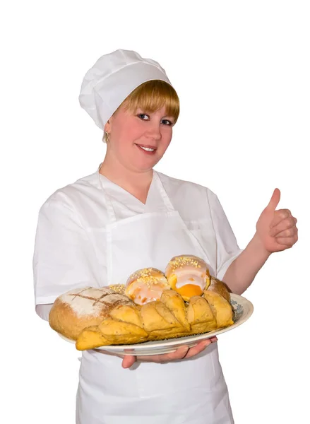 Mulher padeiro mantém um prato com pães doces isolados — Fotografia de Stock