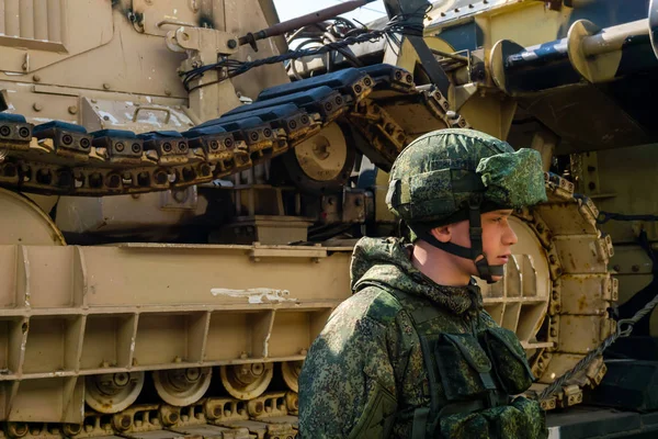 Soldat bewacht die Automobilausstellung der Trophäen der russischen — Stockfoto