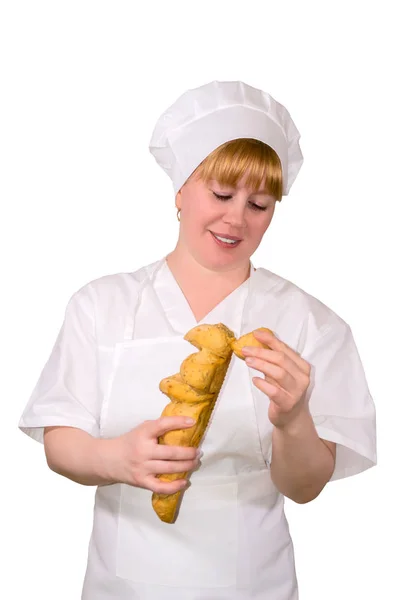 Panadero mujer comprueba la calidad de la hogaza — Foto de Stock