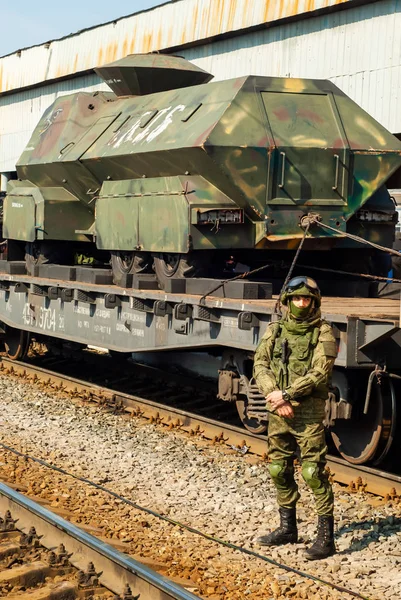 Soldier guarding the mobile exhibition of trophies of the Russia — Stock Photo, Image