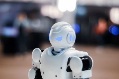 bulanık bir arka plan üzerinde oyuncak robot başkanı