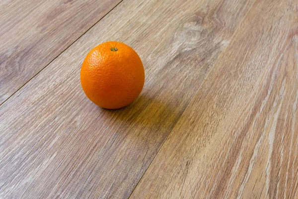 Naranja sobre mesa de madera — Foto de Stock