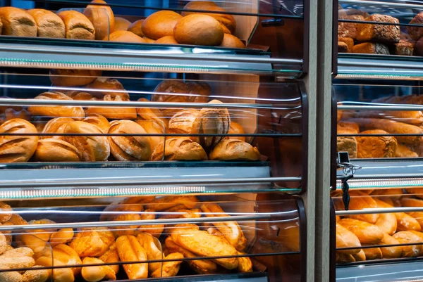 Hintergrund - Regale mit frischem Brot in einem Lebensmittelgeschäft — Stockfoto