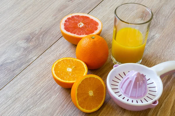 Dos naranjas, escariador y jugo — Foto de Stock