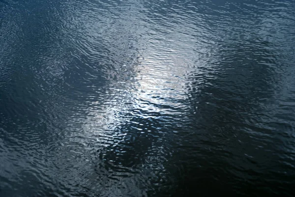 Background - glossy water surface with waves and sky reflection — Stock Photo, Image