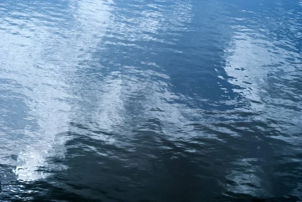 背景 - 光滑的水面与波和天空反射 — 图库照片
