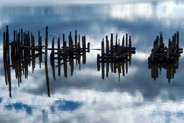 eski bri yığınları parçaları ile güzel su manzara