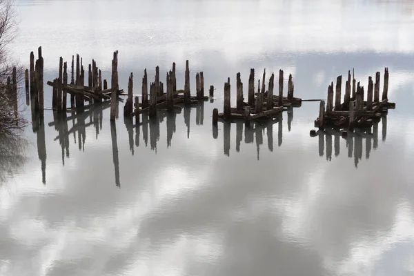 Eski bri yığınları parçaları ile güzel su manzara — Stok fotoğraf
