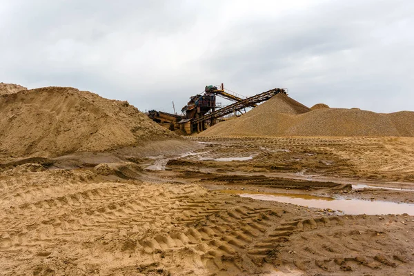 Paisaje industrial con separador de arena y grava — Foto de Stock