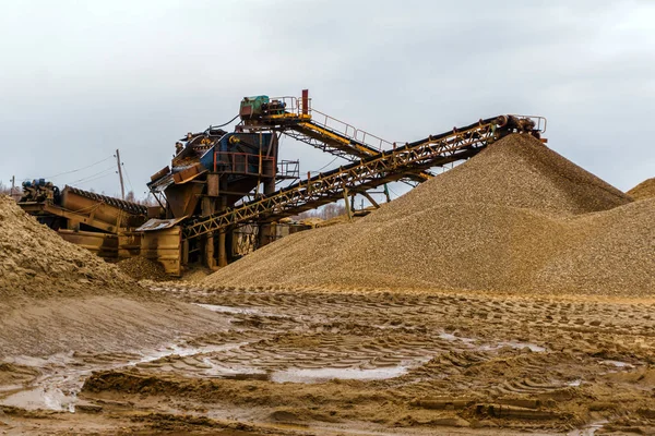 砂と砂利セパレータを備えた産業風景 — ストック写真