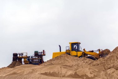 kum ve çakıl ayırıcı ve kova yükleyici