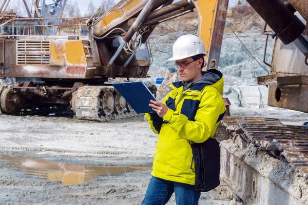 Geólogo masculino o ingeniero minero en el trabajo —  Fotos de Stock