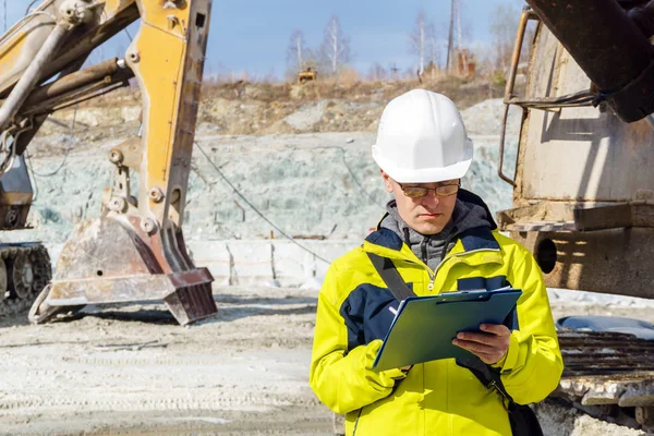 Hombre geólogo o ingeniero minero en el trabajo — Foto de Stock