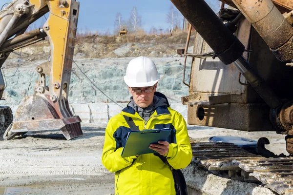 Hombre geólogo o ingeniero minero en el trabajo — Foto de Stock